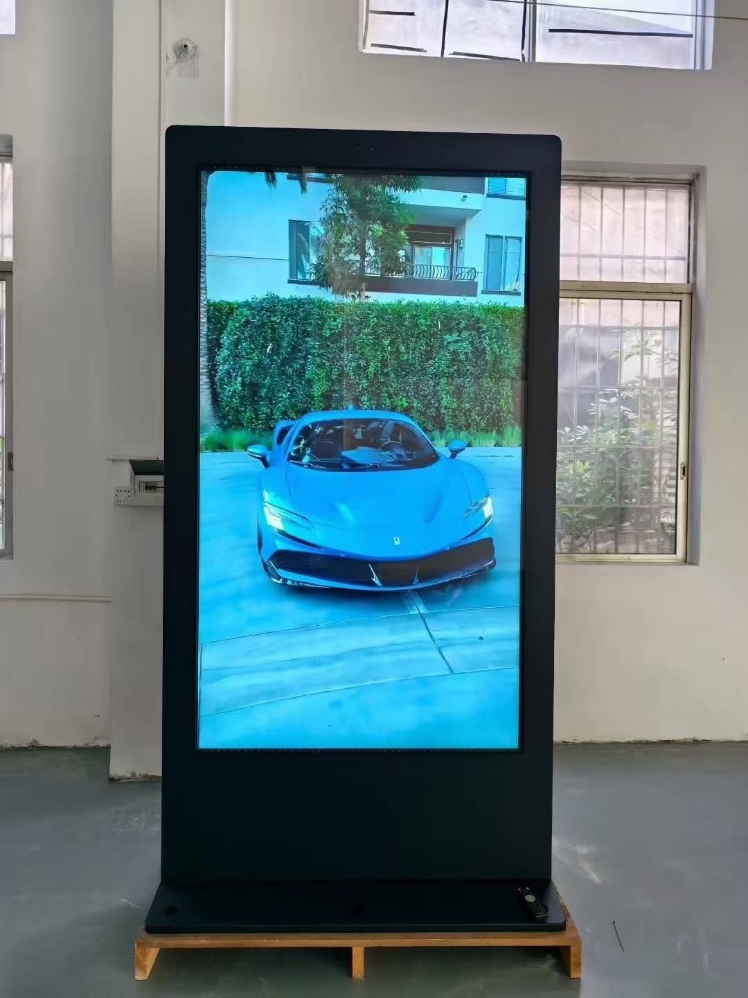 Servello digitale da 86 pollici all'aperto in piedi 2500NITS 4K Digital segnaletica